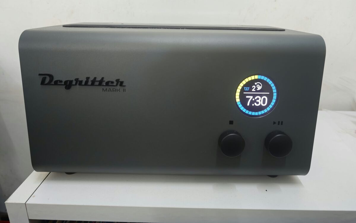 La Degritter Mark II, machine de nettoyage de vinyles à ultrasons, sur un meuble de la boutique